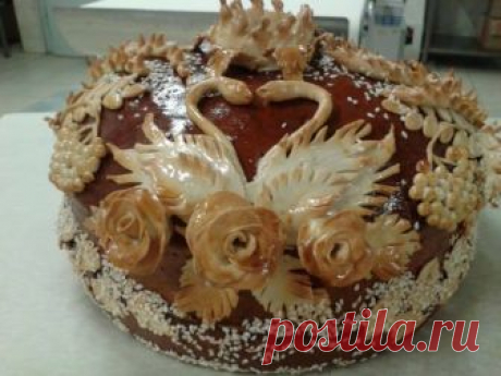 1 ч вода завира на котлона, добавя се 1/2 ч.л. сол и 3 ч. брашно. Бързо се омесва твърдо тестото,за да може фигурките да станат добре.Слагат се върху питката 8-10 мин опреди да е готова изпечена. Залепят се с белтък.За да имат питката блясък, след като са поставени фигурките, цялата питка се минава с четка, потопена в захарен сироп и се допича.