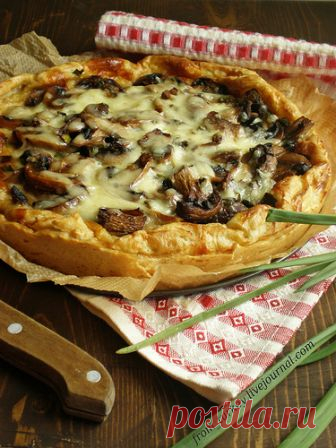 Пирог из заварного теста с грибами Увидела как-то рецепт этого пирога в журнале у Наташи,  nataliya ,  и решила обязательно его сделать. Очень люблю заварное тесто и грибы в любом виде , поэтому мимо пройти не смогла. Очень мне пирог понравился, правда в оригинальном рецепте  используются лисички,…