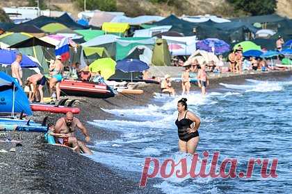 Россиянка описала пляж в Крыму фразой «даже стоячие места было сложно занять»