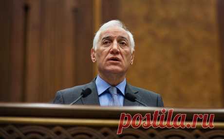 Президент Армении утвердил ратификацию Римского статута МУС. Россия называла ратификацию Римского статута чрезвычайно враждебным поступком Армении. В МИДе в ответ на предложение Еревана заключить отдельное соглашение говорили, что не будут искать способы обойти неправовые решения МУС