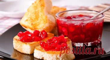 Простая заготовка из калины и сахара с короткой варкой и выдержкой между этапами.
