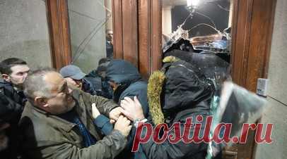 Вучич назвал попытку захвата администрации Белграда атакой на суверенитет Сербии. Попытка штурма здания городской администрации Белграда направлена на подрыв суверенитета Сербии. Читать далее