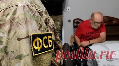 В Крыму ФСБ предотвратила теракт украинских спецслужб. ФСБ России сообщила о предотвращении теракта в Крыму, который, по её данным, готовило Главное управление разведки Украины. Целью являлся старший офицер Министерства обороны РФ, а непосредственный исполнитель был нейтрализован при закладке взрывного устройства под автомобиль. Организатором назван сотрудник ГУР Рустем Фахриев, чей пособник в Крыму был задержан. Читать далее