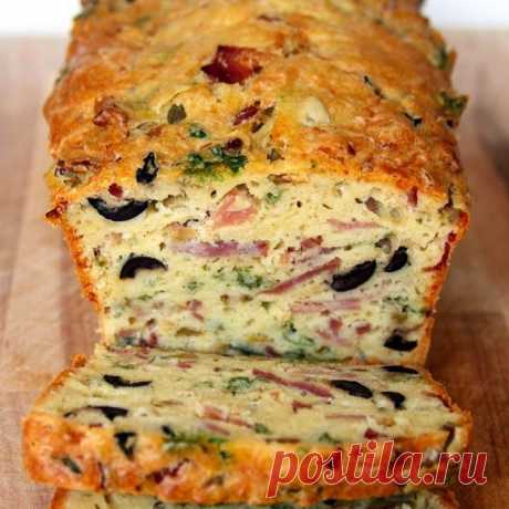 Хлеб с оливками, беконом и сыром