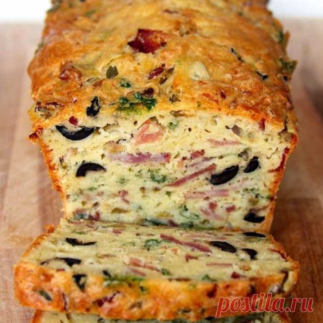 Хлеб с оливками, беконом и сыром