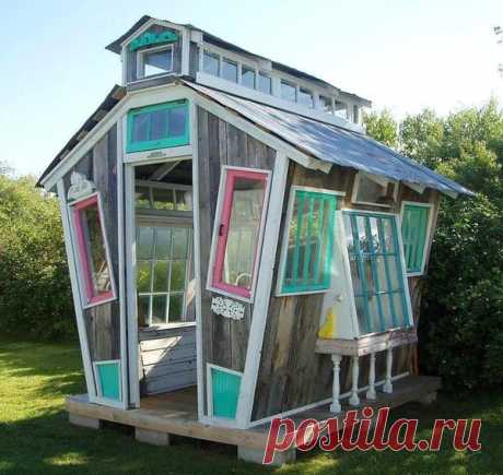 Оригинальные идеи из старых паллет Кажется, что эта веселая садовая беседка сейчас пустится в пляс. Почему бы и нет? — Старые паллеты и окна обрели в ней новую жизнь! 1. Домик с окнами без дверей 2. Оригинальная скамья 3. Элегантная садовая ширма 4...