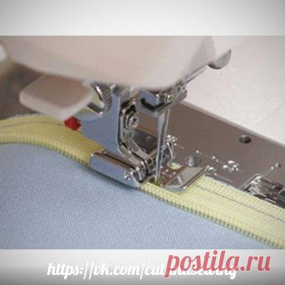 Лапка для молнии универсальная

Установите лапку в зависимости от притачивания левой или правой стороны молнии.
Опустите лапку в начале молнии так, чтобы строчка легла вдоль сгиба зубчиков молнии.