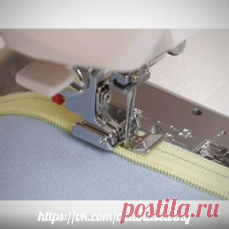 Лапка для молнии универсальная
Установите лапку в зависимости от притачивания левой или правой стороны молнии.
Опустите лапку в начале молнии так, чтобы строчка легла вдоль сгиба зубчиков молнии.