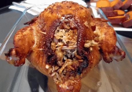 Фаршированная курочка с рисом 
Для приготовления нам понадобится: 
курица - 1 шт. 
рис - 1 ст. 
морковь - 1 шт. 
репчатый лук- 1 шт. 
чеснок - 3 зубчика 
горчица - 2 ст. ложки 
соль и специи - по вкусу 
Рис отварить до полуготовности, минут 10 
Репчатый лук и морковь очистить,морковь натереть на крупной тёрке а репчатый лук мелко нарезать,обжарить нарезанные овощи помешивая,минут 10-15 
Перемешать рис с зажаркой из моркови и лука,посолить и добавить специи 
Чеснок очистить и натереть на мелкой