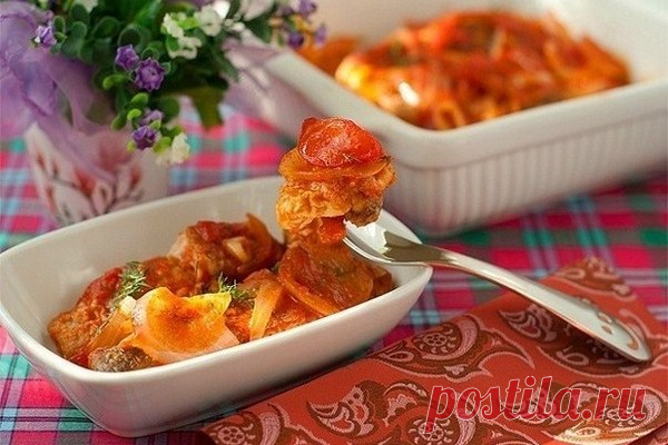 Горбуша, запеченная в томатном соусе, рецепт с фото Разновидность дальневосточного лосося – рыба вкусная и распространенная. У нее есть один крупный недостаток – она суховата. Его можно компенсировать различными соусами, что и предлагает данный рецепт.