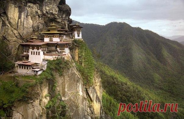 Единственное в мире государство, в котором существует Министерство Счастья Бутан — единственное в мире государство, чьей официальной религией, «духовным наследием» провозглашен тантрический буддизм. Поэтому своей главной целью правительство объявляет стремление к счастью каждого своего гражданина; это закреплено в статье 9 Конституции. 24.08.2008 создана...