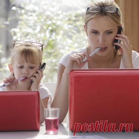 «Подай», «принеси», «приготовь»: как устоять под натиском родных, работая дома