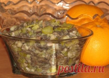 Салат из маринованных огурцов и грибов