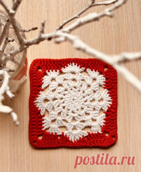 Новогодний мотив крючком
Обещала себе начать делать публикации на новогоднюю тему не раньше декабря, но увидела этот мотив и не смогла удержаться.

Делюсь с вами описанием и схемой. А также напоминаю, что из такого мотива можно связать:
шарф
плед
кардиган или жилет 
сумку 
подставки под бокалы
А если вы возьмёте толстую пряжу, то у вас получится новогодняя прихватка!