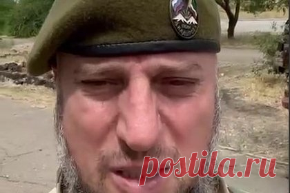Командир «Ахмата» раскрыл подробности попытки отравления. Командир спецназа «Ахмат» Апти Алаудинов побеседовал по видеосвязи с главой Чечни Рамзаном Кадыровым и раскрыл подробности своего отравления. По словам офицера, адъютант передал ему конверт, который принес курьер, от бумаги пошел резкий запах, после чего Алаудинов и оба его адъютанта оказались в больнице.
