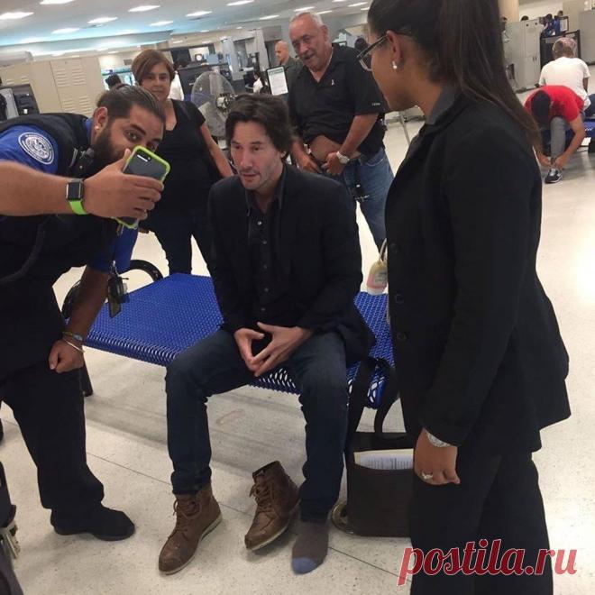 Родиться человеком это легко, а вот быть им..
На фото Киану Ривз после прохождения спецконтроля в аэропорту:
— он ездит в метро...
— он запросто общается с бездомными на улице и помогает им...
— ему всего 50 лет (и не скажешь на вид!)..
— он просто в парке может скушать хот-дог, сидя между обычными людьми..
— после съёмок одной из 