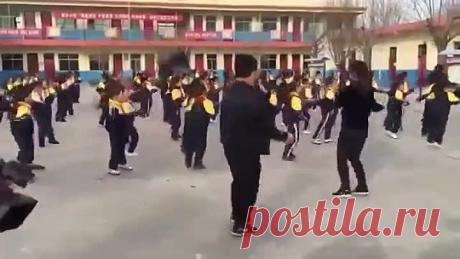 Директор школы нашел отличный способ борьбы с ожирением учеников