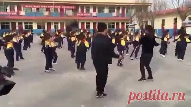 Директор школы нашел отличный способ борьбы с ожирением учеников