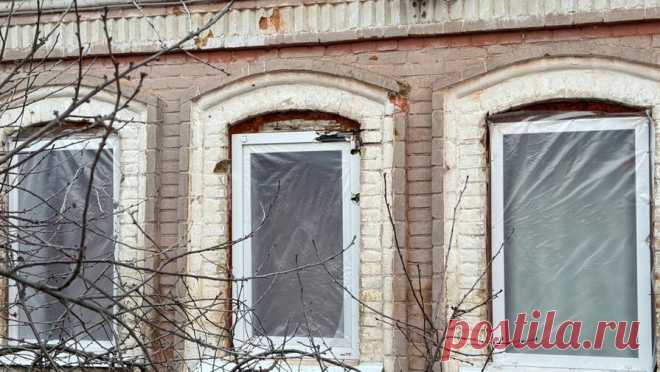 При обстреле ВСУ белгородского поселка в школе выбило окна. Во время обстрела Вооруженными силами Украины поселка Красное Шебекинского городского округа Белгородской области один снаряд попал на территорию школы, взрывная волна разбила окна и посекла фасад здания. Об этом в своем Telegram-канале ...