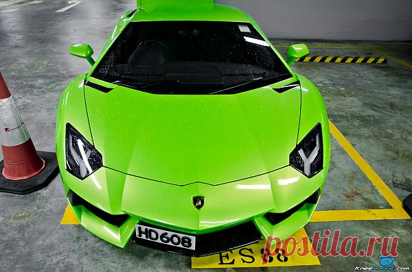 Green Lamborghini Aventador LP700-4