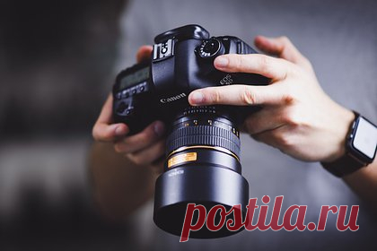 Фотограф тайно снял десятки обнаженных женщин и попал за решетку. Дэвид Гловер, фотограф из Великобритании, тайком снял десятки обнаженных моделей и попал за решетку. Одна из моделей, тайно заснятая во время переодевания в гримерной комнате, рассказала, что фотограф всегда помогал ей раскрепоститься во время съемок. Она узнала о действиях Гловера спустя 20 лет после знакомства с ним.