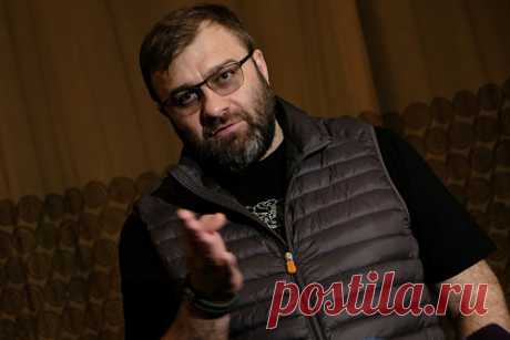 Пореченков назвал артистов глупыми и призвал не верить их словам о политике. Актер Михаил Пореченков заявил, что артисты являются глупыми, но трогательными людьми, и потому не стоит верить их высказываниям о политике. «Все думают, что артисты разбираются в политике. Это глупые люди, они все время произносят чужие тексты, учат стихи, рассказывают со сцены чужую драматургию», — сказал он.