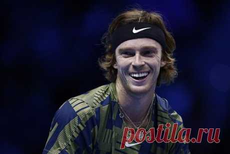 Рублев вылетел с итогового турнира ATP. Российский теннисист Андрей Рублев вылетел с итогового турнира Ассоциации теннисистов-профессионалов (ATP). В полуфинальном матче отечественный спортсмен уступил норвежцу Касперу Рууду. Встреча завершилась в двух сетах со счетом 2:6, 4:6. Игроки провели на корте 1 час 8 минут.