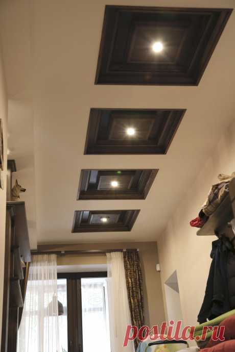 Интерьер частного жилого дома. Кессонные потолки с кессонами из дерева.