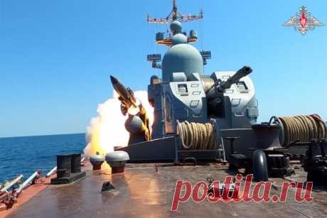 Минобороны провело учения по изоляции района Черного моря. Экипажи ракетных катеров Черноморского флота выполнили стрельбы крылатыми противокорабельными ракетами по надводным целям в ходе учений, сообщили в Минобороны.