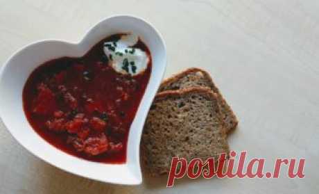СЕКРЕТЫ КУХНИ
Вначале поговорим о кухонных помощниках. На кухне находится много разных предметов, необходимых при приготовлении пищи. Знаете ли вы, как пользоваться металлическими и деревянными приспособлениями, которые хранятся на кухонных полках? Чем они могут помочь вам в сложном, но интересном кулинарном деле?