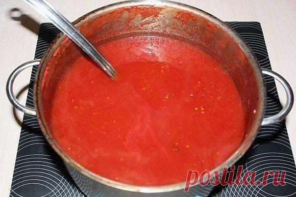 Мой любимый «Кубанский соус» 

Несколько лет назад, собрав большой урожай помидор, решила разнообразить ассортимент заготовок и приготовила «Кубанский соус». 

Он оказался настолько хорош, что с тех пор мы уже никогда не покупаем в магазине кетчуп и соусы, а готовим исключительно свой собственный соус. Вот его рецепт. 

Берём помидоры. 
Нарезаем, пропускаем через мясорубку. 
Укладываем в кастрюлю. 
И увариваем примерно на 1/3 часть (2/3 остается, варим примерно 2 часа). 

...