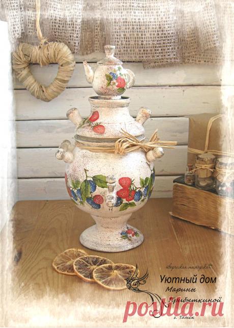 Самовар &quot;Ароматный день&quot;
Очень колоритный наборчик в русском деревенском стиле.
Деревянный самовар и чайничек выполнены в технике декупаж, искусственно состарены (потёртости, и т.д)
Крышечка у самовара снимается. Внутри ни чем не обработан, поэтому можно хранить сухие пищевые продукты.
Самовар и чайничек из натуральной липы.
Размер: самовар 19*16 см, чайник 7*6,5 см.