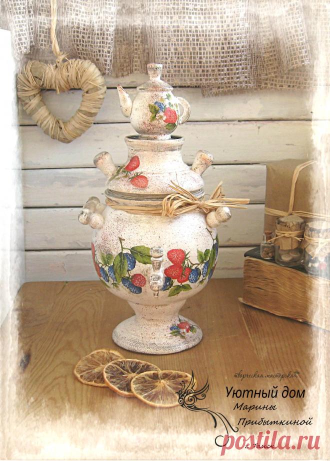 Самовар "Ароматный день"
Очень колоритный наборчик в русском деревенском стиле.
Деревянный самовар и чайничек выполнены в технике декупаж, искусственно состарены (потёртости, и т.д)
Крышечка у самовара снимается. Внутри ни чем не обработан, поэтому можно хранить сухие пищевые продукты.
Самовар и чайничек из натуральной липы.
Размер: самовар 19*16 см, чайник 7*6,5 см.