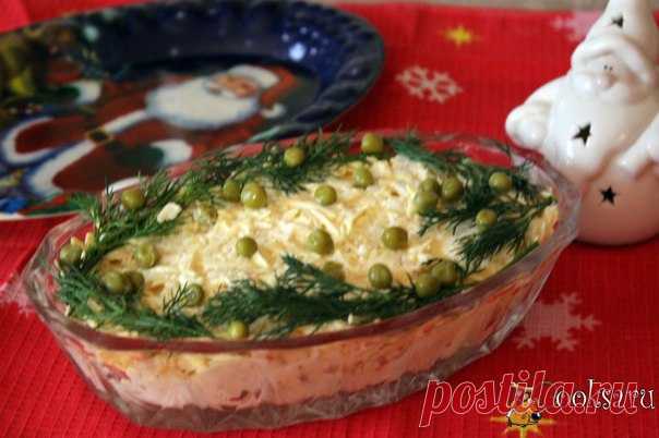 Новогодний салат с консервированными кальмарами и колбасным сыром Вкусный, сытный и при этом вполне бюджетный праздничный салат, который прекрасно подойдет для новогоднего застолья. Он будет востребован гостями. Новогодний салат с консервированными кальмарами и колбасным сыром готовится очень просто и быстро, что немаловажно в предпраздничной суете.