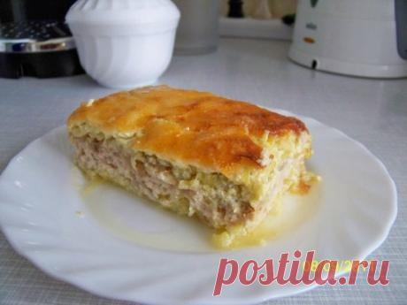 Запеканка из кабачка и фарша. 
 
Итого на 100 грамм 78 ккал 
Б/Ж/У 6.7 / 4.2 / 3.5 
 
Кабачок 800 г 
Фарш куриный — 300 г 
Репчатый лук — 1шт 
Сыр холлендер — 100 г 
Масло растительное 1 ст л 
Соль по вкусу 
 
Кабачки+фарш из куринной грудки+пассерованный лук+снова кабачки и сверху сыр 
Запекать при 180 градусах до золотистой корочки