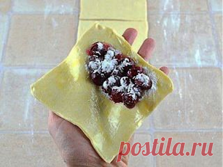 Вкусненькие вишневые слойки.