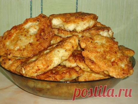 КУРИЦА ПО-АЛБАНСКИ !!! **Куриное филе 500г -на мелкие кусочки, лук 1шт, соль, перец. *ДобавимСупер-соус: яйцо 1шт, майонез 3ст/л, горчица 1ст/л, манка 3ст/л -перемешать, и оставим на 1час. *В раск/сковороду выкладываем ложкой, жарим с 2 ст. под крышкой!