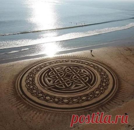 Искусство сгребания песка, выполненное одним человеком и граблями в Долларовой бухте на полуострове Хук, Уэксфорд, Ирландия.