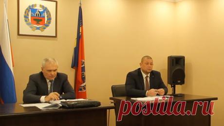 На Алтае глава поселения прилюдно порвал уведомление о долгах за ЖКУ. Глава города Камень-на-Оби в Алтайском кране Евгений Чернышов на заседании горсовета депутатов публично разорвал врученное ему уведомление о задолженности по жилищно-коммунальным платежам. Подробности сообщили "Каменские ...