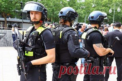 Пятеро украинцев в Берлине избили пару за русский язык. В Берлине пятеро украинцев избили русскоговорящую пару в ночь на 20 ноября в районе Фридрихсхайн. Пара общалась по-русски, ожидая такси на выходе из ресторана. К ним подошли пятеро украинцев с сине-желтыми флагами. Услышав русскую речь, они обвинили их в поддержке России и начали избивать пару.