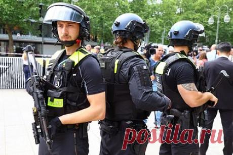 Пятеро украинцев в Берлине избили пару за русский язык. В Берлине пятеро украинцев избили русскоговорящую пару в ночь на 20 ноября в районе Фридрихсхайн. Пара общалась по-русски, ожидая такси на выходе из ресторана. К ним подошли пятеро украинцев с сине-желтыми флагами. Услышав русскую речь, они обвинили их в поддержке России и начали избивать пару.