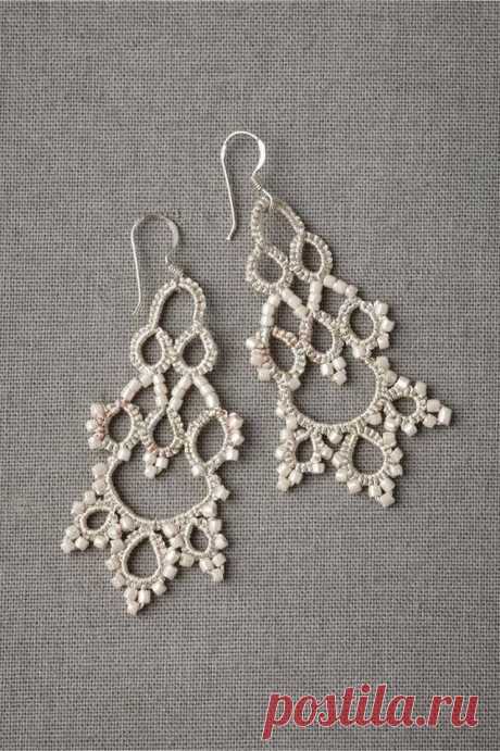 Το tatting είναι μια τεχνική πλεξίματος μιας ιδιαίτερα ανθεκτικής δαντέλας, χρησιμοποιώντας σειρές από κόμπους και θηλιές. Υπάρχουν τρει...