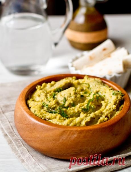 Базиликовый хумус на Вкусном Блоге Моя любовь к хумусу и базилику, а также неутолимая жажда эксперимента привели к результату, которым я делюсь с вами сегодня – к базиликовому хумусу. Он, простите за выражение, офигенный! С трудом сдерживаюсь, чтобы не съесть его весь за раз. Хотя я, возможно, не репрезентативна – я в принципе безумно люблю…