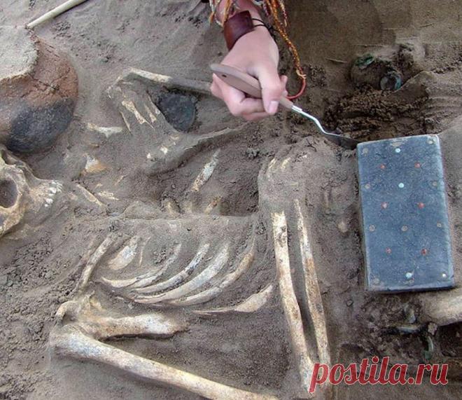 2100-летний iPhone? Шикарный предмет найден похороненным вместе с женщиной на “Русской Атлантиде” | История