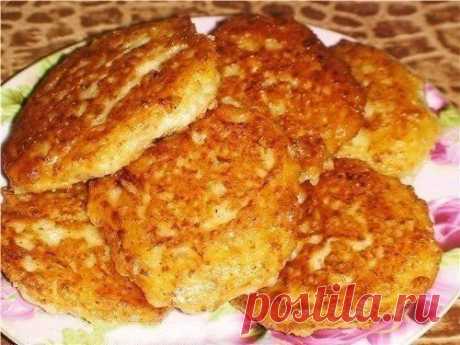 Быстрые &quot;беляши&quot;
Ингредиенты:
Для теста: 
• 2 стакана кефира 
• 0,5 ч. ложки соды 
• 0,5 ч. ложки соли 
• 0,5 ч. ложки сахара 
• мука до получения густоты теста, как для оладий 

Для начинки: 
• фарш мясной 
• лук 
• чеснок 
• соль, перец 
• зелёный лук и зелень

Приготовление:

Кефир подогреть до тёплого состояния ,положить соду, раз