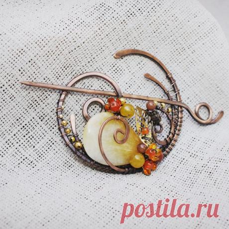 Свеженькое #брошь или #фибула Материалы #медь #сердолик Эту и другие работы можно заказать vk.com/kaffclub @_flamens_ #_flamens_ #copper #cornelian #black #yellow #autumn #fibula #naturestone #naturebeads #etsy #etsyjewelry #etsyseller #etsyshop #etsyflamens #vk #style #boho #bohochic #youth