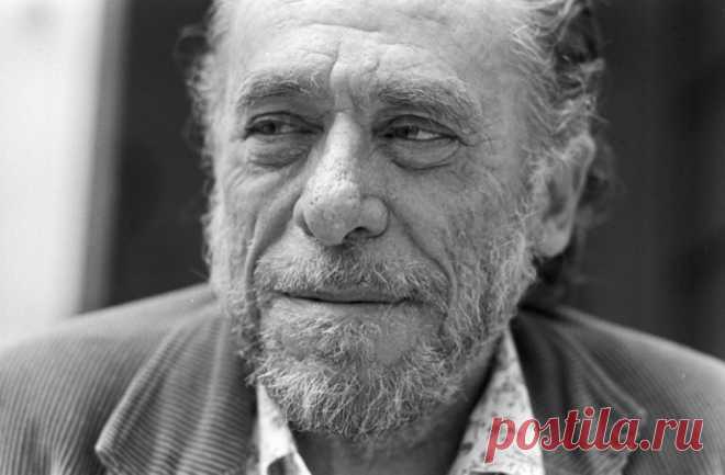 7 цитат Чарльза Буковски про мотивацию Гений, провокатор, циник, любитель алкоголя и женщин. О себе Чарльз Буковски говорил: «Я не люблю законы, правила, религию и мораль. Я не позволю обществу перекраивать меня по-своему». Именно так, по собственным правилам, ему удалось прожить яркую и