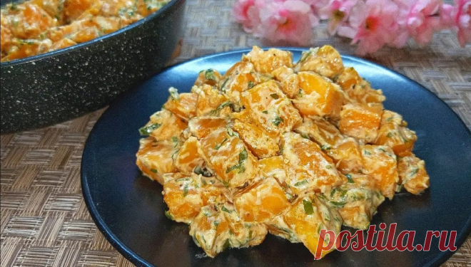 В сезон тыквы подсели всей семьей на эту вкуснятину. Быстрое и полезное блюдо из тыквы. Понравится всем! Статья автора «Мой Дастархан Вкусно и Быстро» в Дзене ✍: Рецепт:
Тыква 700г.
Сметана 4-5ст.л. (120г.)
Соль 0,5ч.л. (по вкусу)
Смесь перцев по вкусу
Чеснок 1 зубчик
Петрушка 20г.
Растительное масло 2ст.