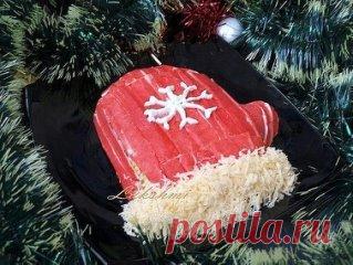 Обязательно сохраните  
Подборка 10 праздничных нарядных салатов: 
1. Салат «Свеча» 
Ингредиенты: 
вареный картофель – 2 шт., 
яйца вареные – 3 шт., 
копченое мясо – 300 г, 
луковица – 1 шт., 
сыр твердый – 150 г, 
майонез. 
Для украшения: 
зелень укропа – 1 пучок, 
перец сладкий красный – 1, 
перец желтый – 1, 
чернослив – 1 шт., 
морковь – 1. 
Картофель отварить в мундире, охладить, затем очистить. Натереть на крупной терке, немного посолить и выложить на тарелку в форме круга. Смазать свер