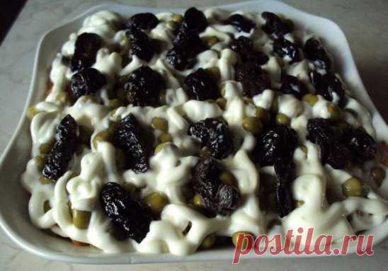 Салат Прага - ВКУСНОТИЩА НЕОБЫКНОВЕННАЯ!!! попробуйте не пожалеете!!! Ингредиенты: 200-250 грамм отваренного филе курицы консервированный зеленый горошек нарезанные соломкой маринованные огурцы обжаренная на растительном масле нарезанная соломкой морковь 3 вареных яйца 10 штук чернослива без косточек лук репчатый 1 шт майонез Приготовление: Мясо разделить на волокна . Яйца натереть на крупной терке . Лук нарезать полукольцами и замариновать на 20 минут в смеси уксуса с водой. Чернослив залить на